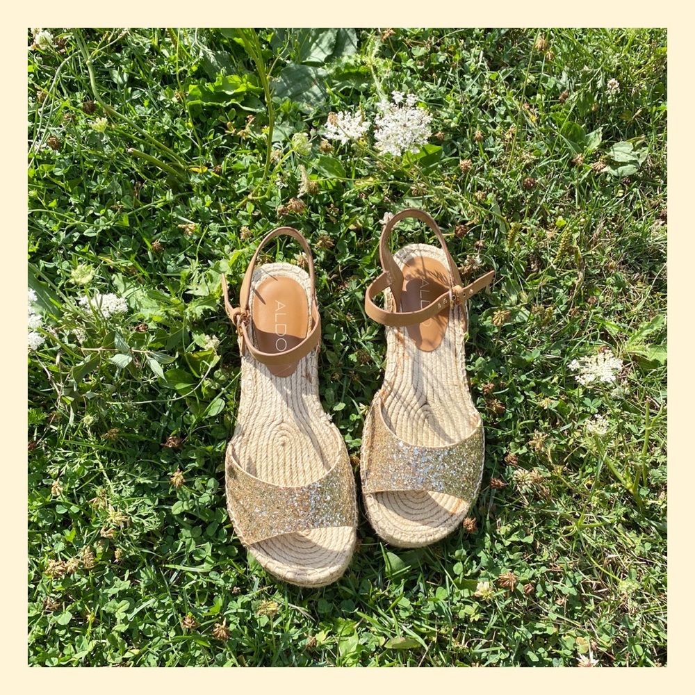 🎉Gold Glittery Espadrille Sandals 🎉 - Picture 8 of 15